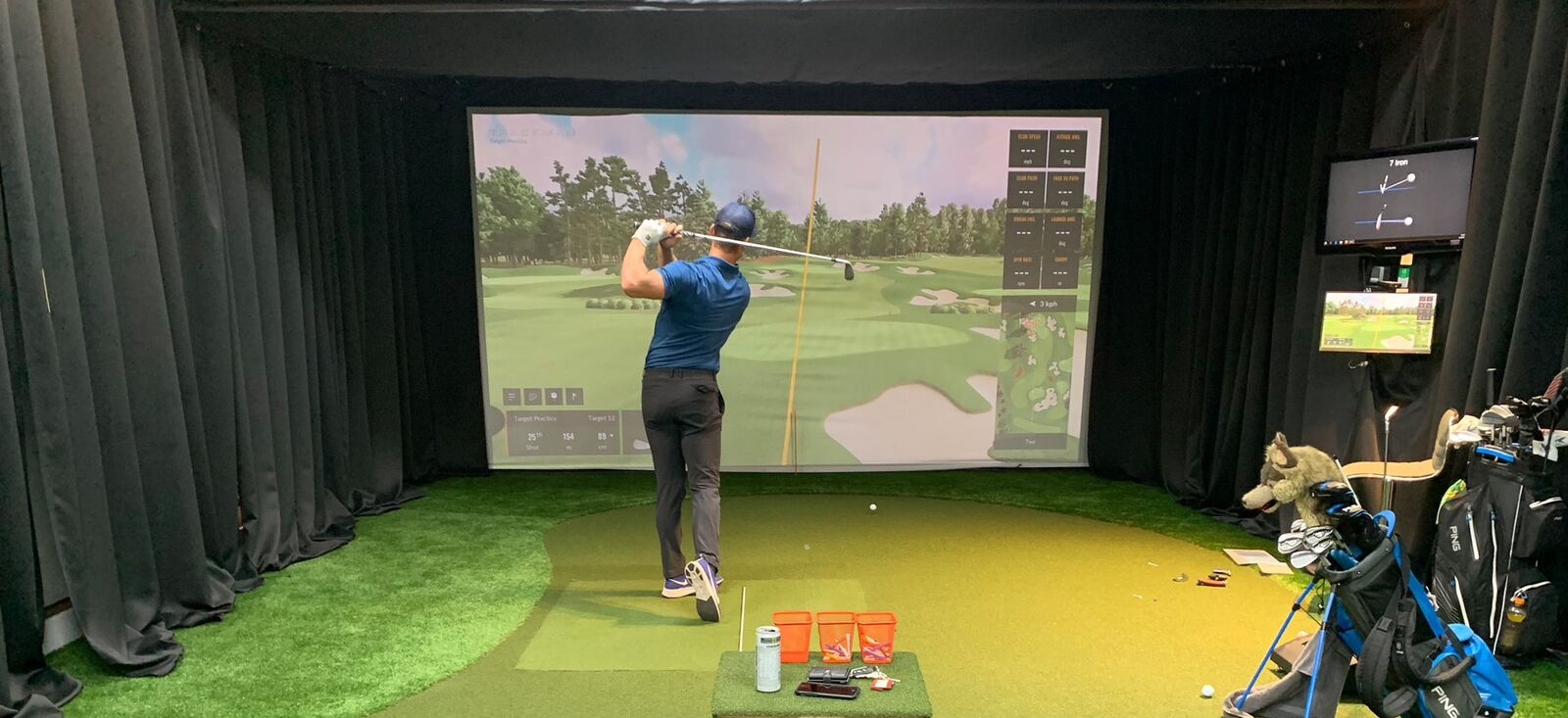 Golfer am TrackMan-Simulator im Indoor Golf Uderns